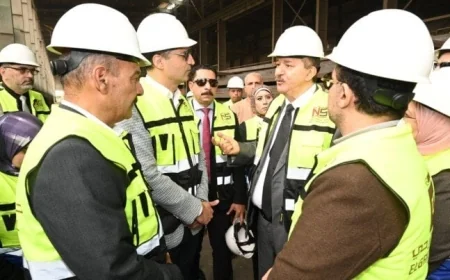 وزير الصناعة يقوم بجولة تفقدية في مصانع الحديد والصلب بالسويس ويوضح أسباب فرض الرسوم على البليت