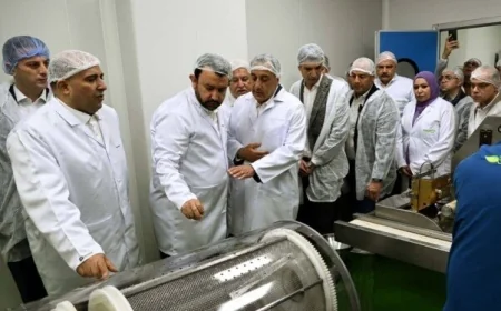 رئيس الوزراء يقوم بجولة تفقدية في مصنع شركة فارما زاد جروب للمكملات الغذائية
