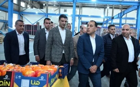 رئيس الوزراء يقوم بجولة تفقدية في محطة الصواف لتعبئة الموالح والحاصلات الزراعية