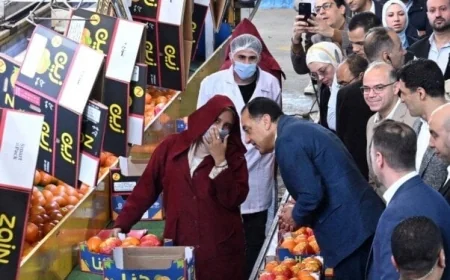 حوار ودي بين رئيس الوزراء وموظفي مصنع في بنها يطمئن على رواتبهم الجيدة