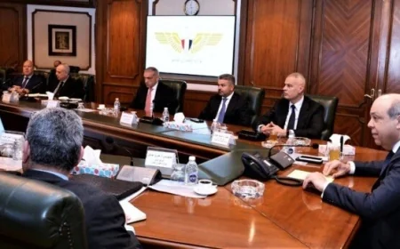 وزير الطيران المدني يراقب الاستعدادات النهائية لموسم الحج 1447 هـ