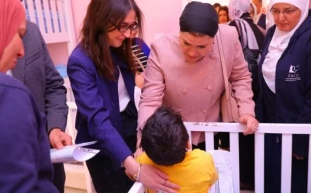 رئيسة المجلس القومي للطفولة والأمومة تزور مركز الكفالة في مدينة 15 مايو لتعزيز رعاية الأطفال