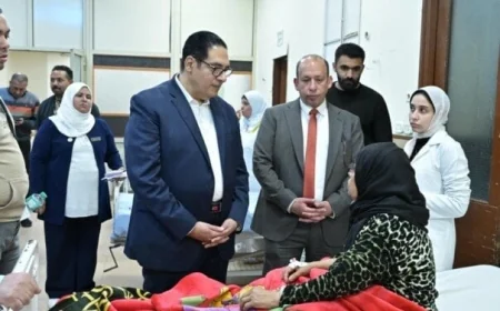 رئيس جامعة القاهرة يزور مرضى قصر العيني ويأمر بتشكيل لجنة فنية للتحقيق في أسباب الحريق
