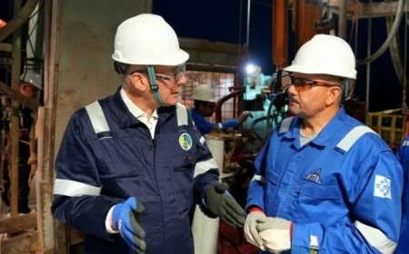 وزير البترول يقوم بجولة تفقدية لليلة في موقع الحفار EDC 73 بمنطقة مليحة