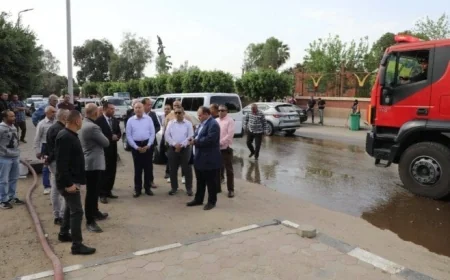 محافظ القاهرة ومدير الأمن يتفقدان موقع حريق في مخزن خردة بجوار مستشفى صدر العباسية مع تغطية بالصور