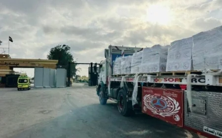 الهلال الأحمر المصري يطلق القافلة رقم 180 من «زاد العزة» لتوزيع أكثر من 4000 طن من المساعدات الإنسانية