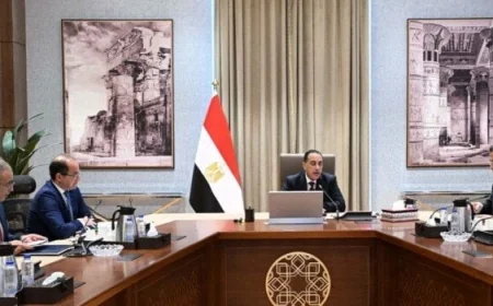 رئيس الوزراء يؤكد أن مخزون السلع الأساسية مطمئن ويكفي لعدة أشهر مقبلة