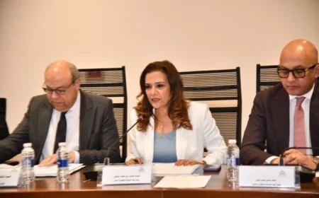 وزير الطيران يكشف ارتباط تصنيف شركة مصر للطيران بقرار عدم تقديم الخمور