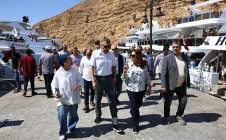 وزيرة التنمية المحلية تستعرض أول مركب وغواصة صديقة للبيئة تعمل بالطاقة الشمسية والرياح المستدامة