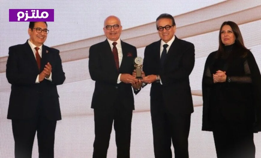 تحت رعاية وزير الصحة جامعة عين شمس تكرم في مؤتمر طب الأسنان الدولي بجامعة القاهرة