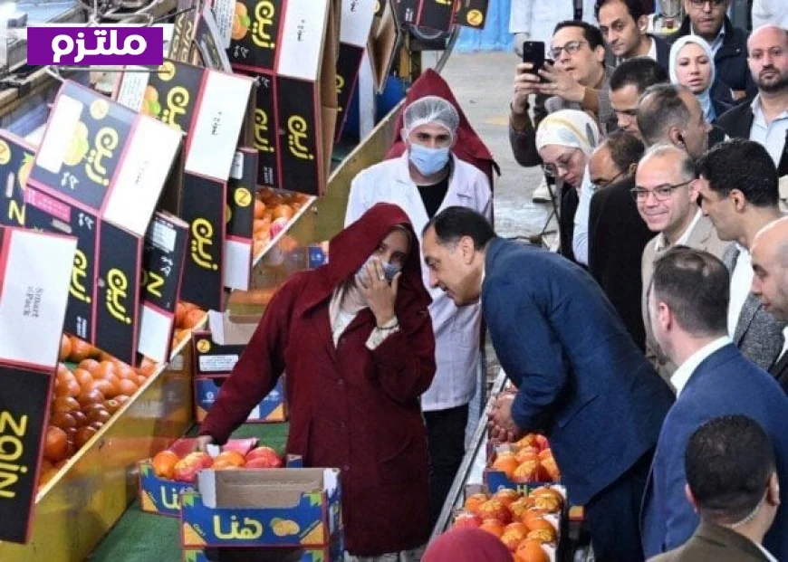 حوار ودي بين رئيس الوزراء وموظفي مصنع في بنها يطمئن على رواتبهم الجيدة