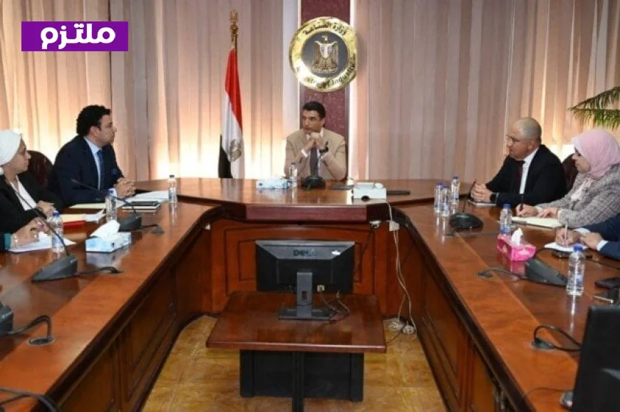 وزير الصناعة يعزز دعم تطوير الصناعات الحرفية لدفع تنافسيتها وتعزيز الهوية المصرية