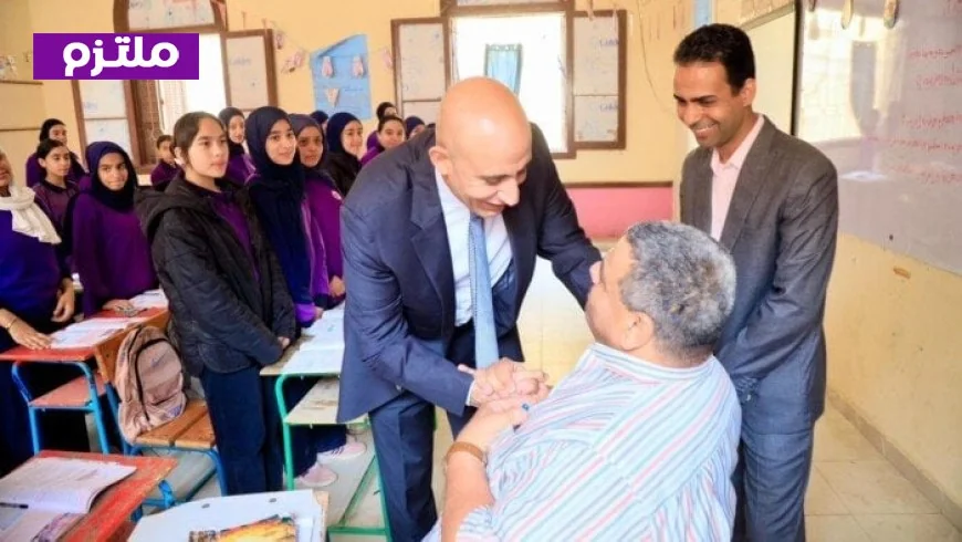 وزير التعليم يظهر موقفا إنسانيا مع معلم من ذوي الهمم بالحوامدية خلال مصافحة جالسا فيديو مثير