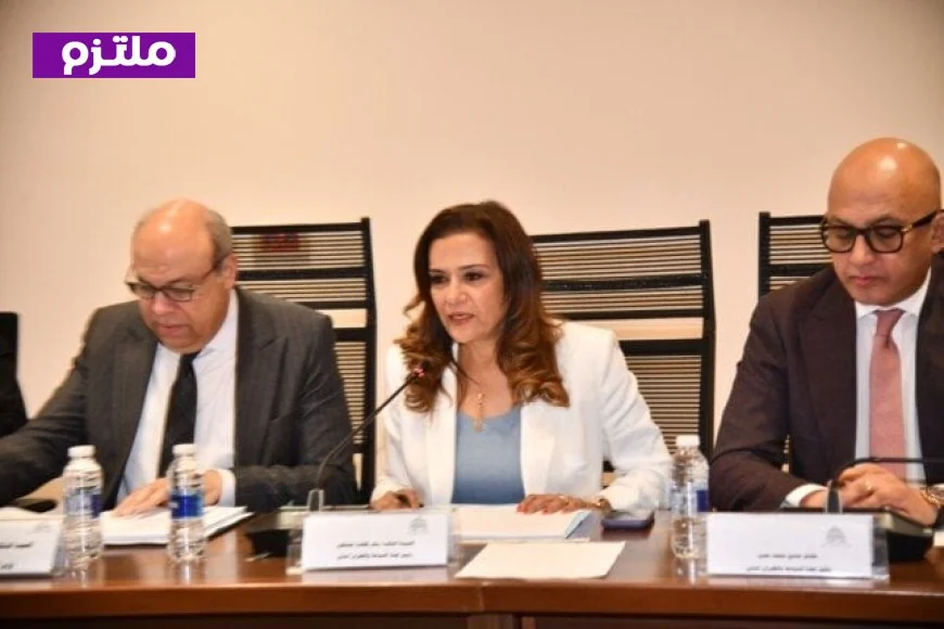 وزير الطيران يكشف ارتباط تصنيف شركة مصر للطيران بقرار عدم تقديم الخمور