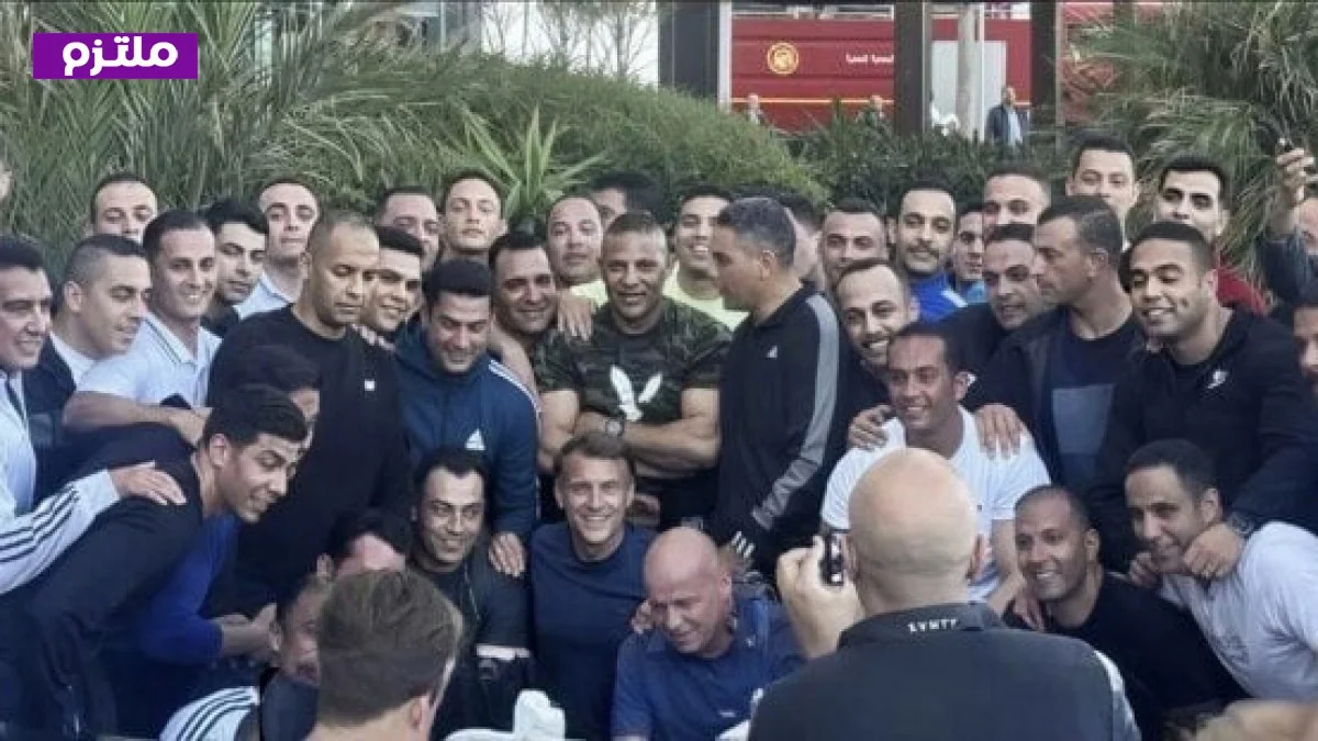ماكرون يتفاعل مع الشباب ويلتقط صور تذكارية في سان ستيفانو بالإسكندرية