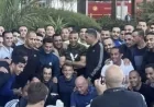 ماكرون يتفاعل مع الشباب ويلتقط صور تذكارية في سان ستيفانو بالإسكندرية