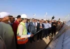 وزير النقل يوزع شيكات التعويضات على المتضررين من مشروع القطار السريع في قنا