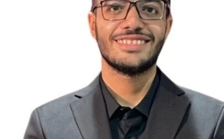 تهنئة رئيس جامعة القاهرة لطالب الهندسة الفائز بالذهبية في جائزة تشارلز ماين للقيادة الطلابية