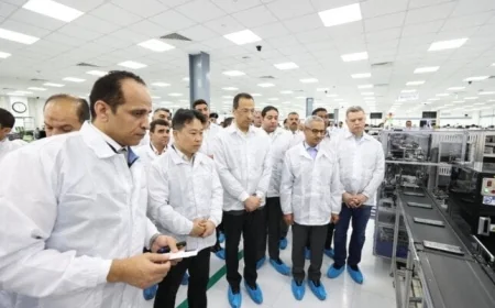 وزير الاتصالات يزور مصنع سامسونج للهواتف ببني سويف ويعلن عن 1500 فرصة عمل جديدة