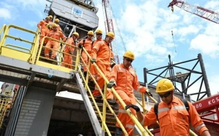 رئيس الوزراء يزور الحفار المصري القاهر-2 في البحر المتوسط بعد اكتشاف دنيس