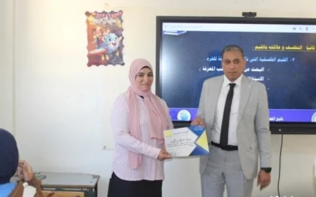 مدير تعليم الجيزة يكرم عامل خدمات بعد تحويل حديقة المدرسة إلى لوحة فنية في إدارة أبو النمرس