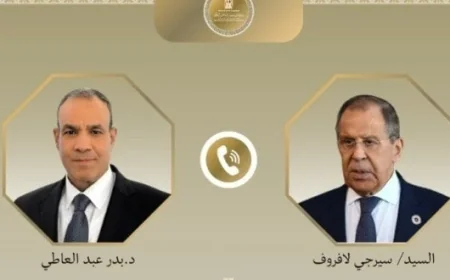 وزير الخارجية يناقش مع نظيره الروسي تعزيز العلاقات الثنائية والأحداث الإقليمية الجارية