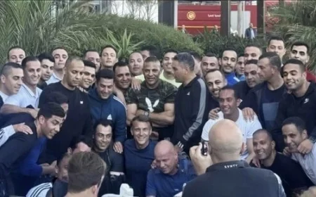 ماكرون يتفاعل مع الشباب ويلتقط صور تذكارية في سان ستيفانو بالإسكندرية