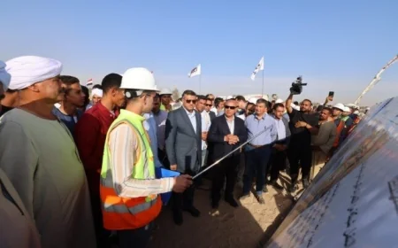 وزير النقل يوزع شيكات التعويضات على المتضررين من مشروع القطار السريع في قنا