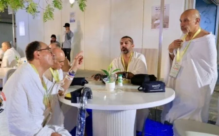 رئيس بعثة حج الجمعيات الأهلية يقوم بجولة تفقدية لمخيمات الحجاج في صباح يوم عرفة