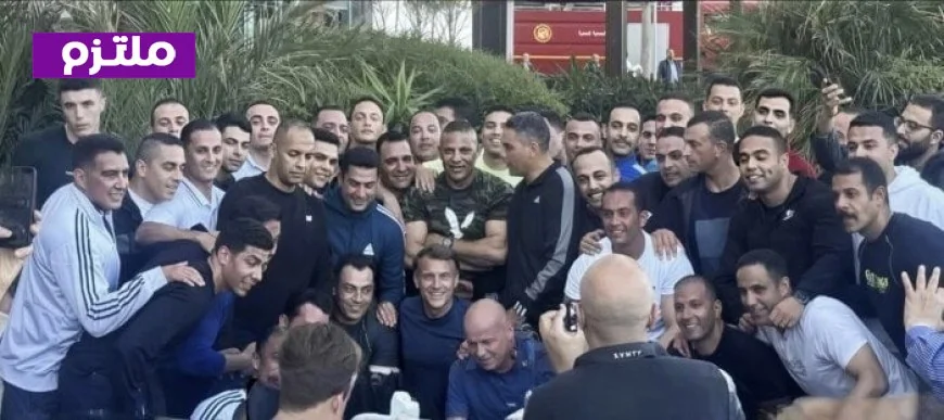 ماكرون يتفاعل مع الشباب ويلتقط صور تذكارية في سان ستيفانو بالإسكندرية