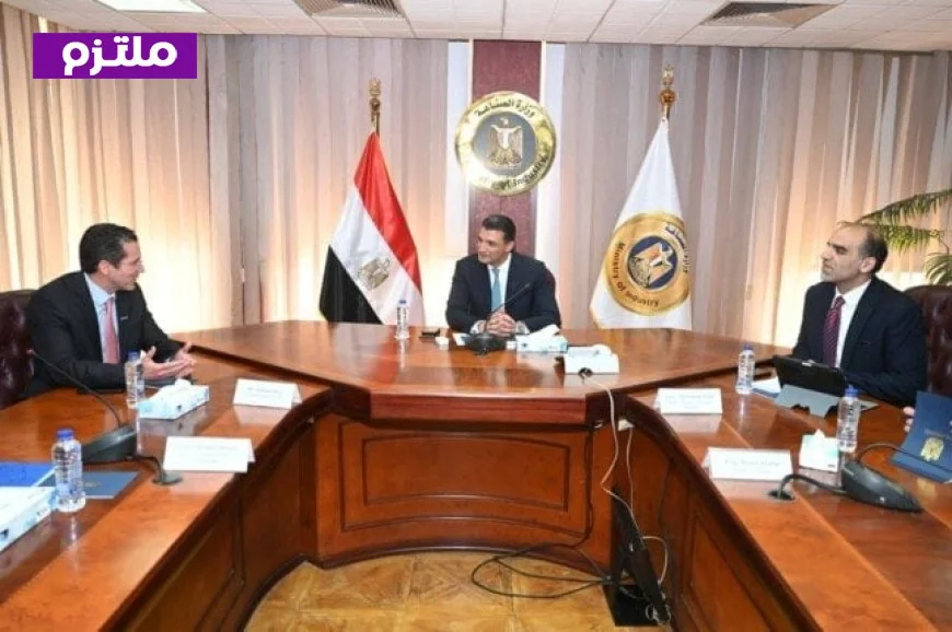 وزير الصناعة يلتقي بوفد شركة سيمكس العالمية لاستعراض رؤيتها بالتوافق مع خطط التنمية الوطنية