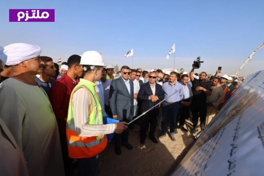 وزير النقل يوزع شيكات التعويضات على المتضررين من مشروع القطار السريع في قنا