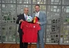 دبلوماسية كرة القدم وزير الخارجية يهدي نظيره البلجيكي قميص منتخب مصر قبيل المباراة المرتقبة