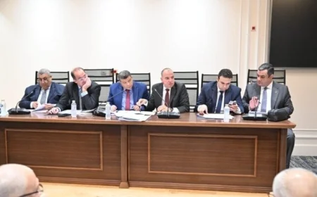 كجوك ورئيس لجنة النواب يؤكدان عدم صحة فرض رسوم جديدة على مغادرة الدولة