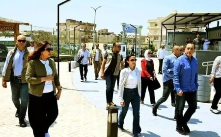 مدبولي يتحدث مع الطلاب عن ذكرياتهم في ورش الرسم بمنتزه إدكو