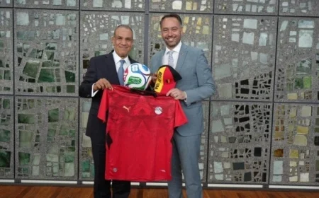دبلوماسية كرة القدم وزير الخارجية يهدي نظيره البلجيكي قميص منتخب مصر قبيل المباراة المرتقبة