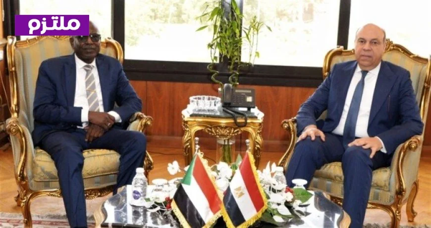 وزير الطيران المدني يلتقي بنظيره السوداني لتعزيز تطوير المطارات والملاحة الجوية في السودان
