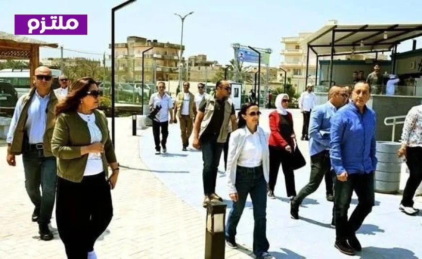 مدبولي يتحدث مع الطلاب عن ذكرياتهم في ورش الرسم بمنتزه إدكو