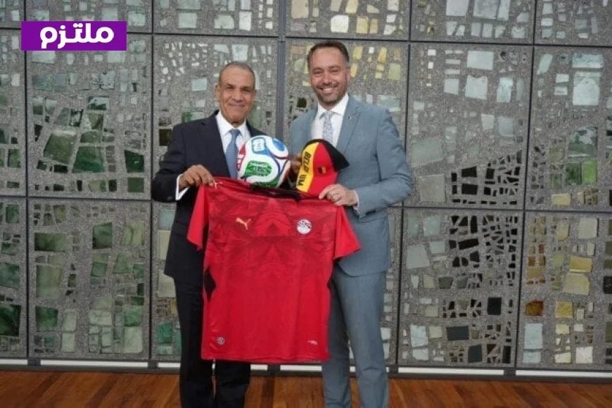 دبلوماسية كرة القدم وزير الخارجية يهدي نظيره البلجيكي قميص منتخب مصر قبيل المباراة المرتقبة