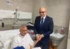 قنصل مصر في الكويت يزور المواطن المصاب نتيجة استهداف منصة نفطية ويقدم له الدعم