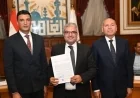 وزير الصناعة ومحافظ القاهرة يقدمان 40 عقد تقنين لأوضاع المصانع والورش في شق الثعبان