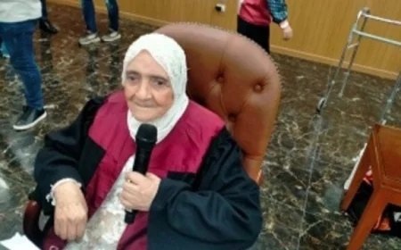 جامعة المنصورة تحتفل بباحثه مسنّة بعد مناقشة رسالة حول الشيخوخة النشطة