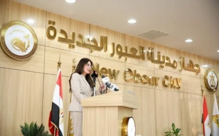 وزيرة الإسكان تقدم عقود توفيق أوضاع الأراضي في مدينتي العبور الجديدة والشروق