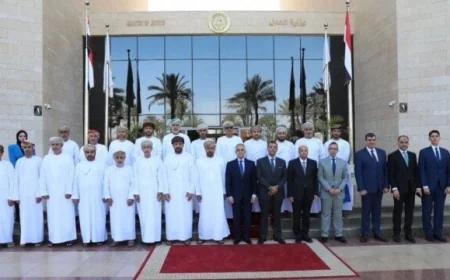 وزير العدل يناقش تعزيز التعاون القضائي مع وفد من سلطنة عُمان