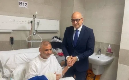 قنصل مصر في الكويت يزور المواطن المصاب نتيجة استهداف منصة نفطية ويقدم له الدعم