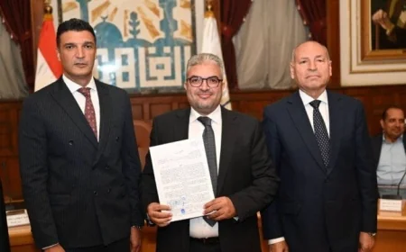 وزير الصناعة ومحافظ القاهرة يقدمان 40 عقد تقنين لأوضاع المصانع والورش في شق الثعبان