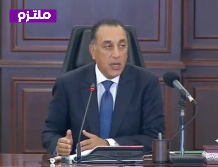 رئيس الوزراء يعلن إبعاد السفينة المتضررة 3 كيلومترات عن الميناء لتفادي أي مخاطر محتملة