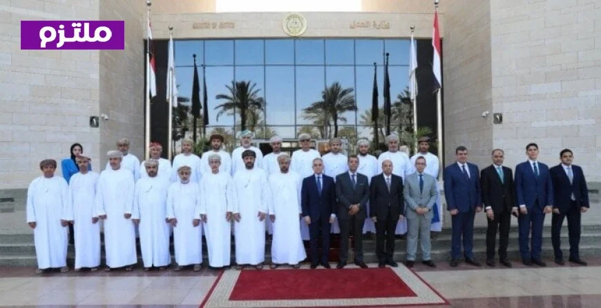 وزير العدل يناقش تعزيز التعاون القضائي مع وفد من سلطنة عُمان
