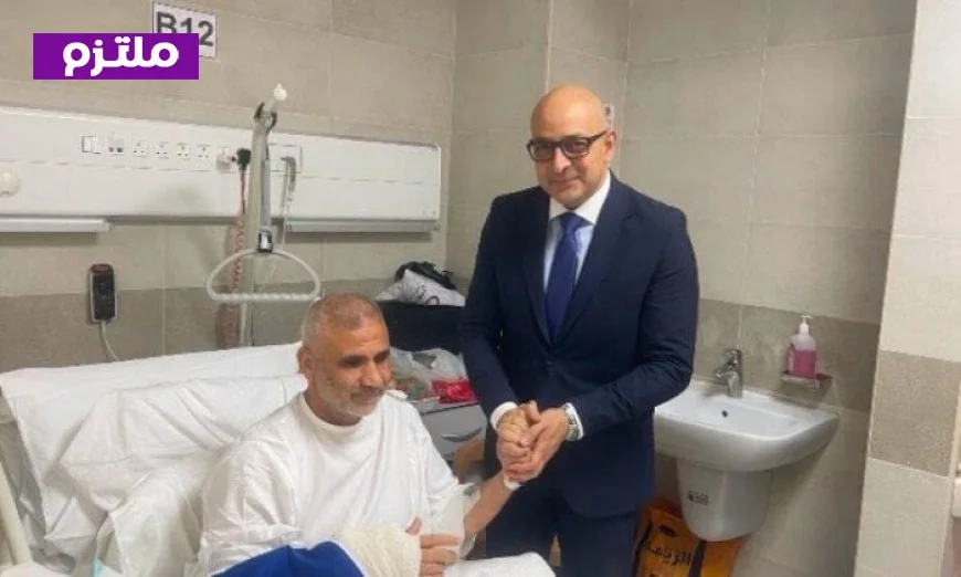 قنصل مصر في الكويت يزور المواطن المصاب نتيجة استهداف منصة نفطية ويقدم له الدعم