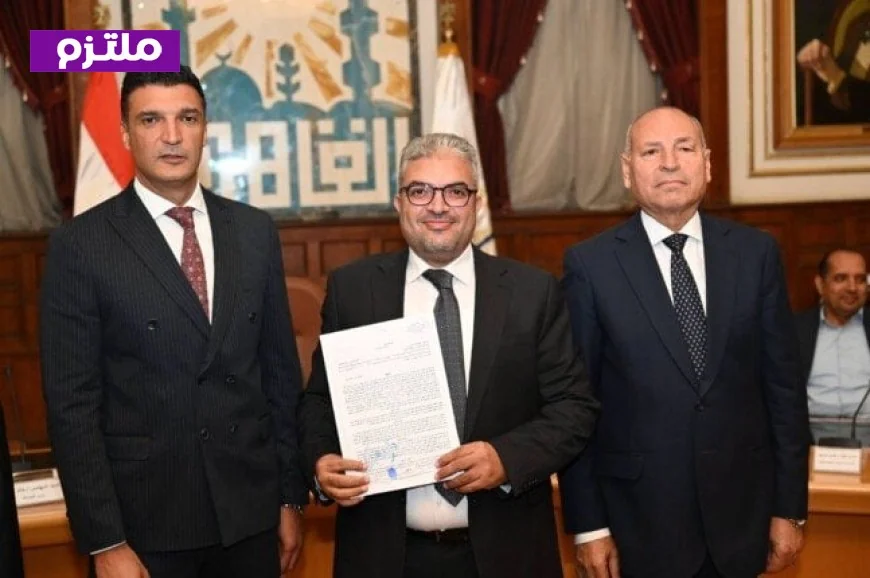 وزير الصناعة ومحافظ القاهرة يقدمان 40 عقد تقنين لأوضاع المصانع والورش في شق الثعبان
